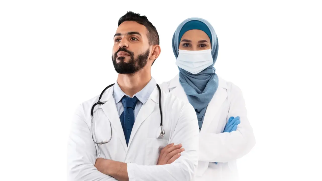 طبيبان يقفان بجانب بعضهم لألتقاط صورة