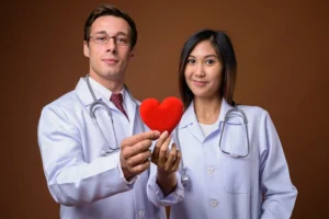 مهنة الطب،الحياة المهنية للأطباء : المخاطر والصعوبات وأساليب النجاح - زواج الاطباء في صورة لطبيبين يحتفلون بزواجهم