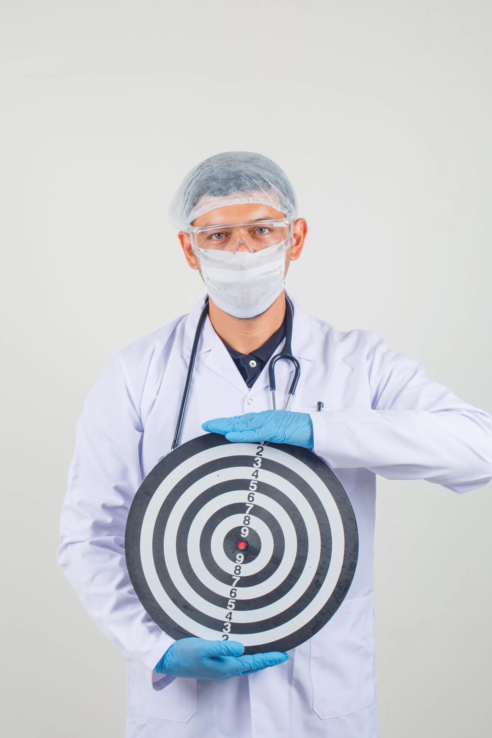 طبيب يحمل لوحة تصويب ونشان تشير الى استهداف الأطباء