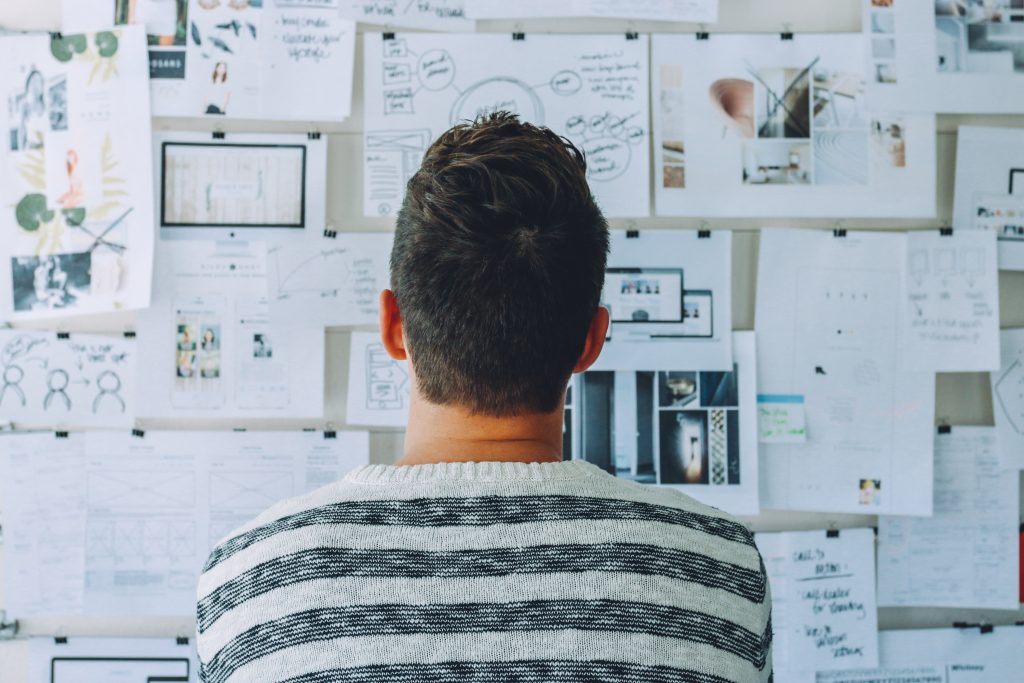 مسوق ينظر إلى خطة تسويق متكاملة لمستشفى