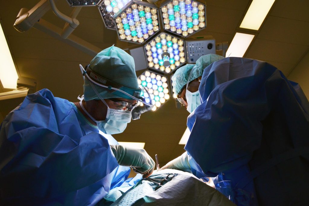 مجموعة من الاطباء في غرفة العمليات يعانون من ارهاق مهنة الطب